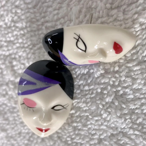 Vintage Painted Plastic Flapper Mask Pierced Earrings - Picture 5 of 7